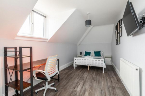 Dove Court Travel Lodge 7 - Top Floor Double Bedroom
